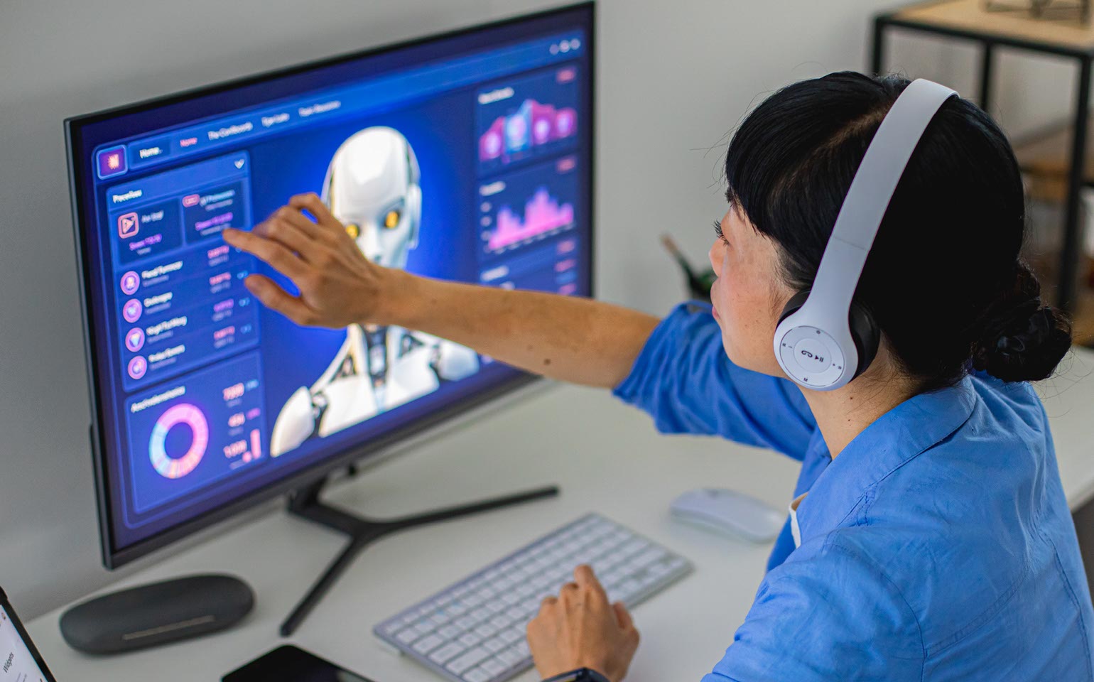 AI data specialist working on a computer.